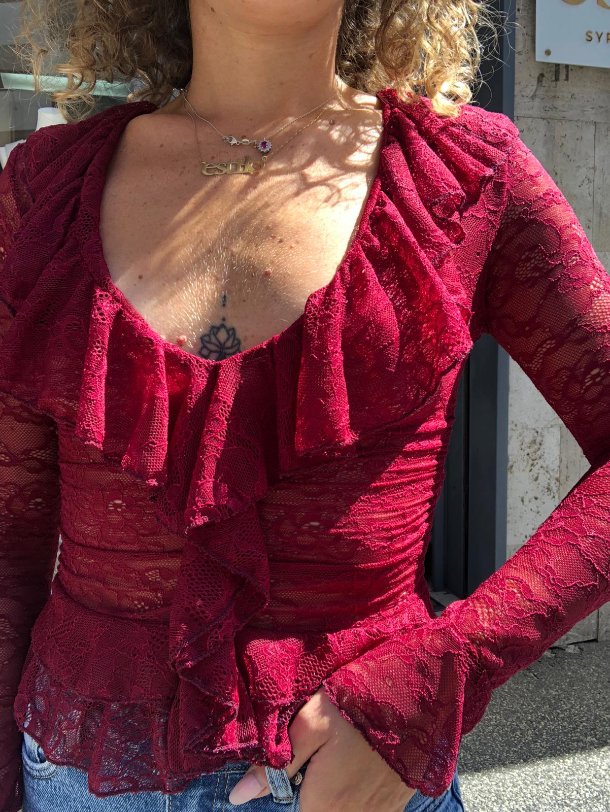 Blusa in pizzo con volant