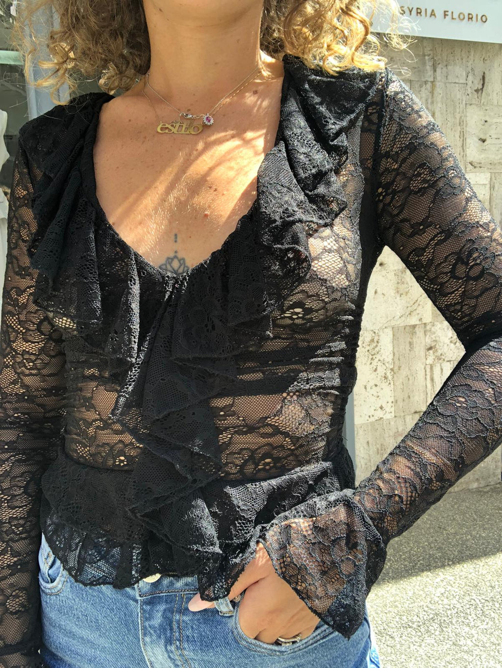 Blusa in pizzo con volant