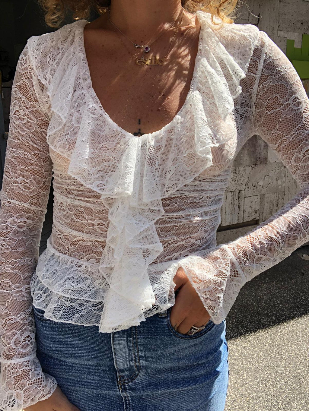 Blusa in pizzo con volant