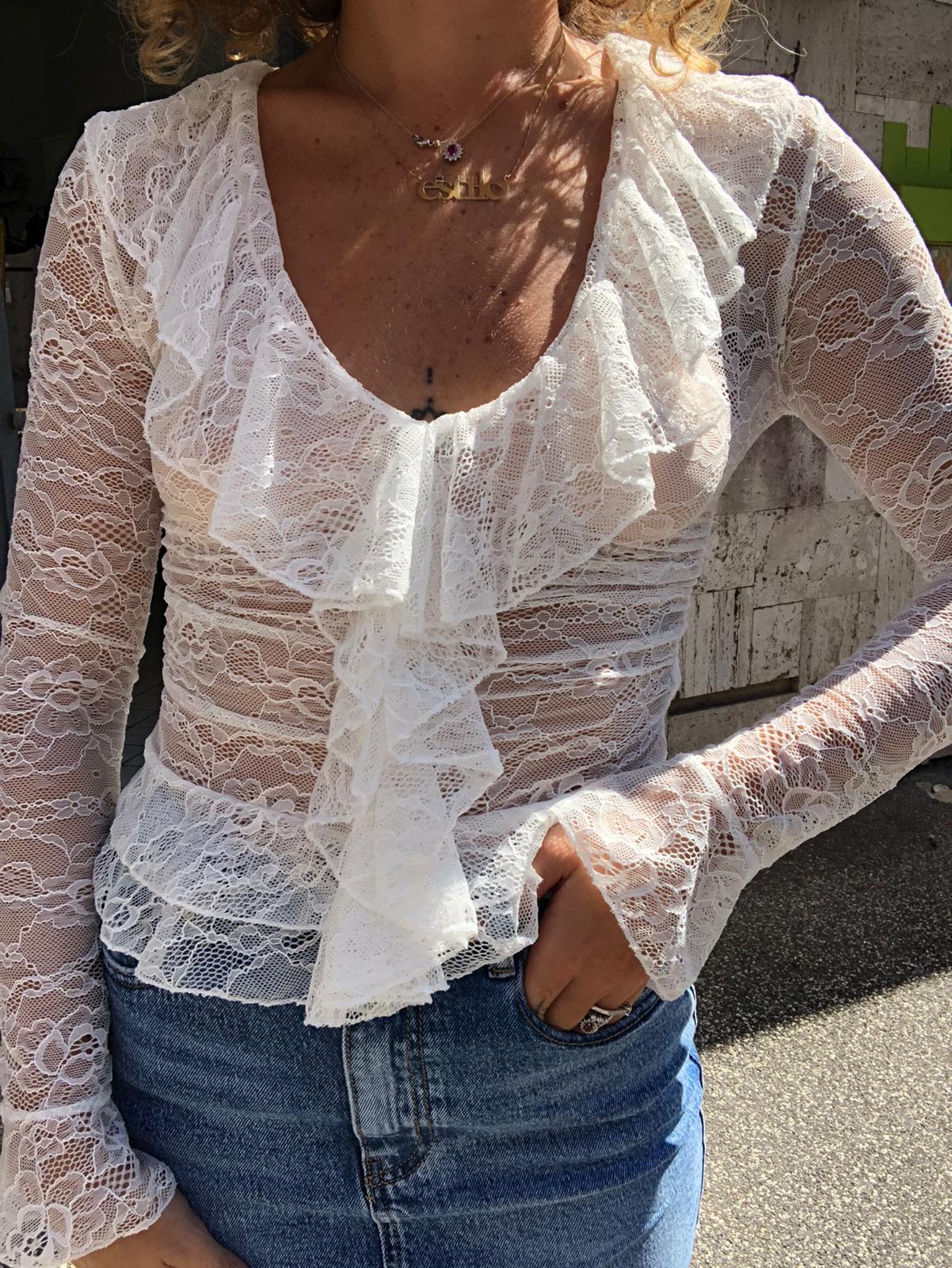 Blusa in pizzo con volant