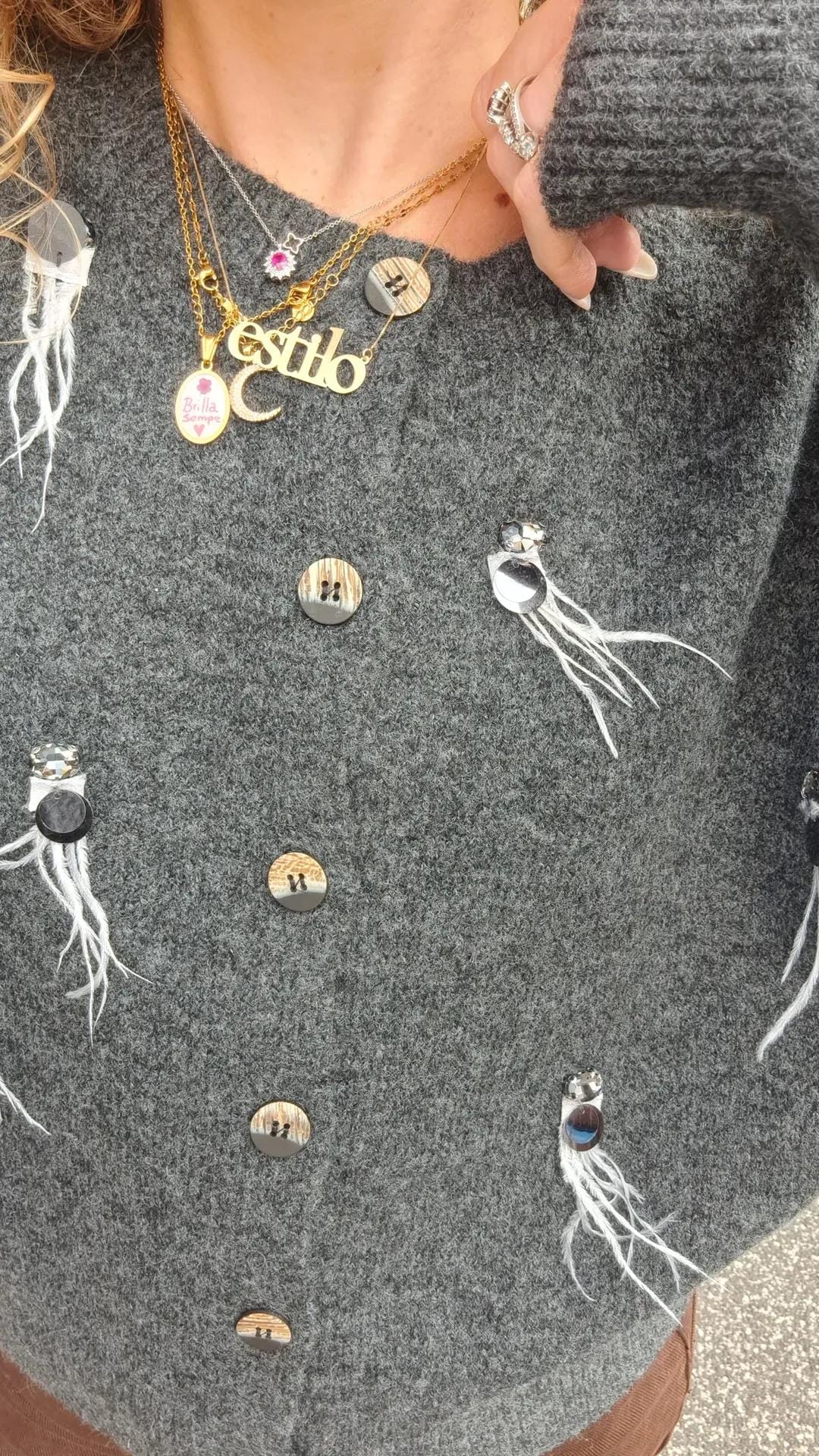 Cardigan con applicazioni e dettagli gioiello