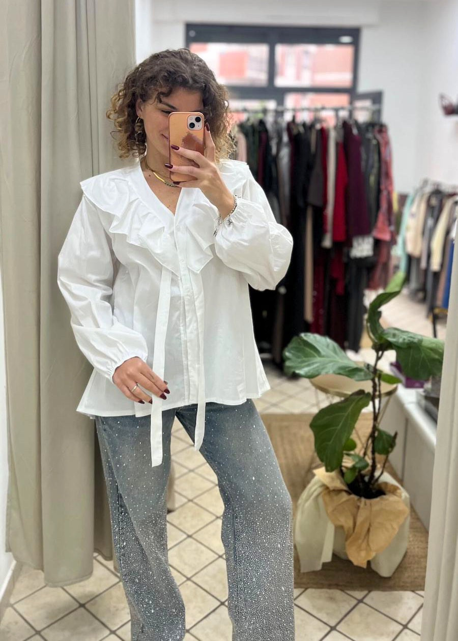 Camicia bianca con volant