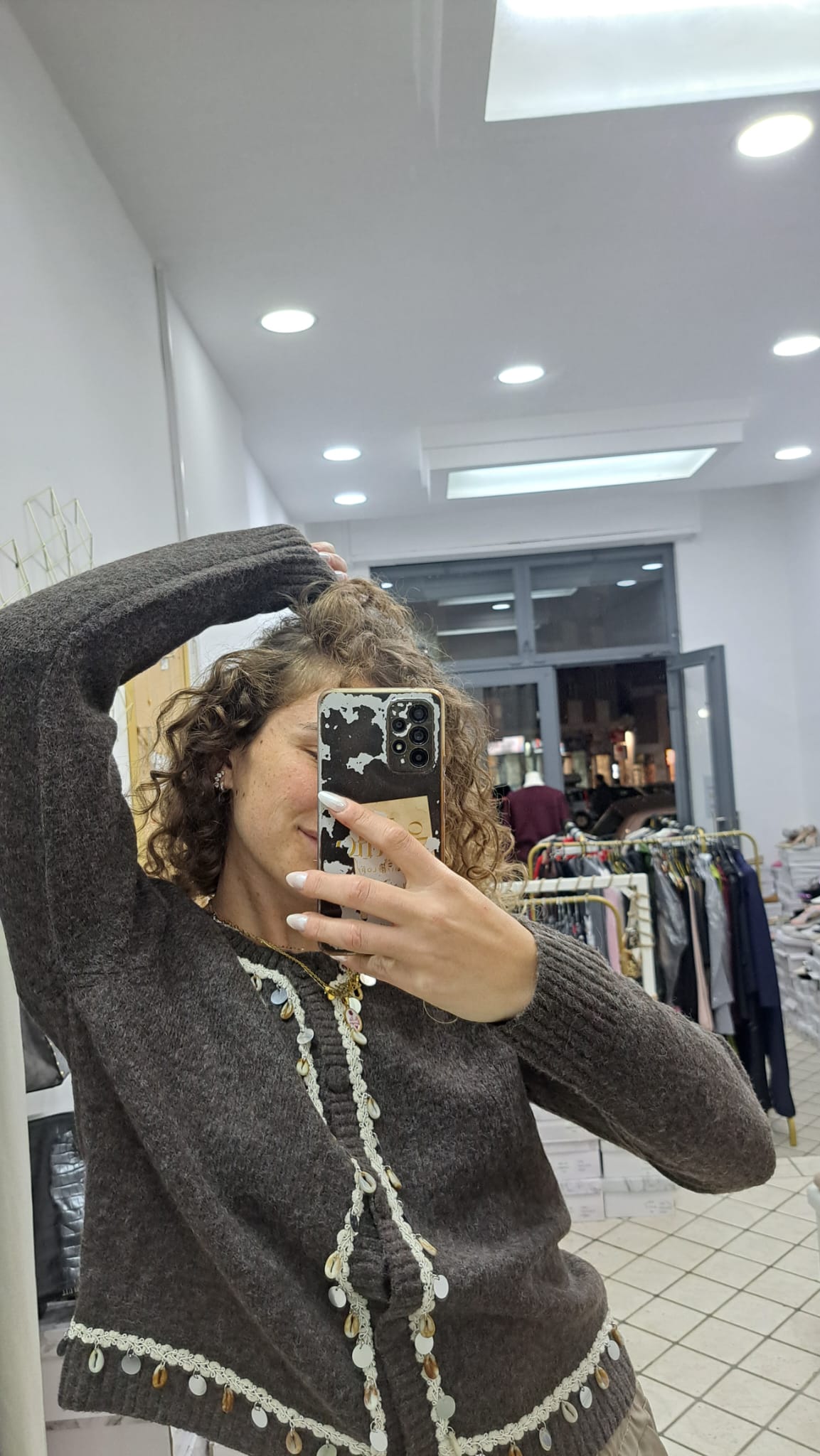 Cardigan con dettagli di conchiglie e paillettes