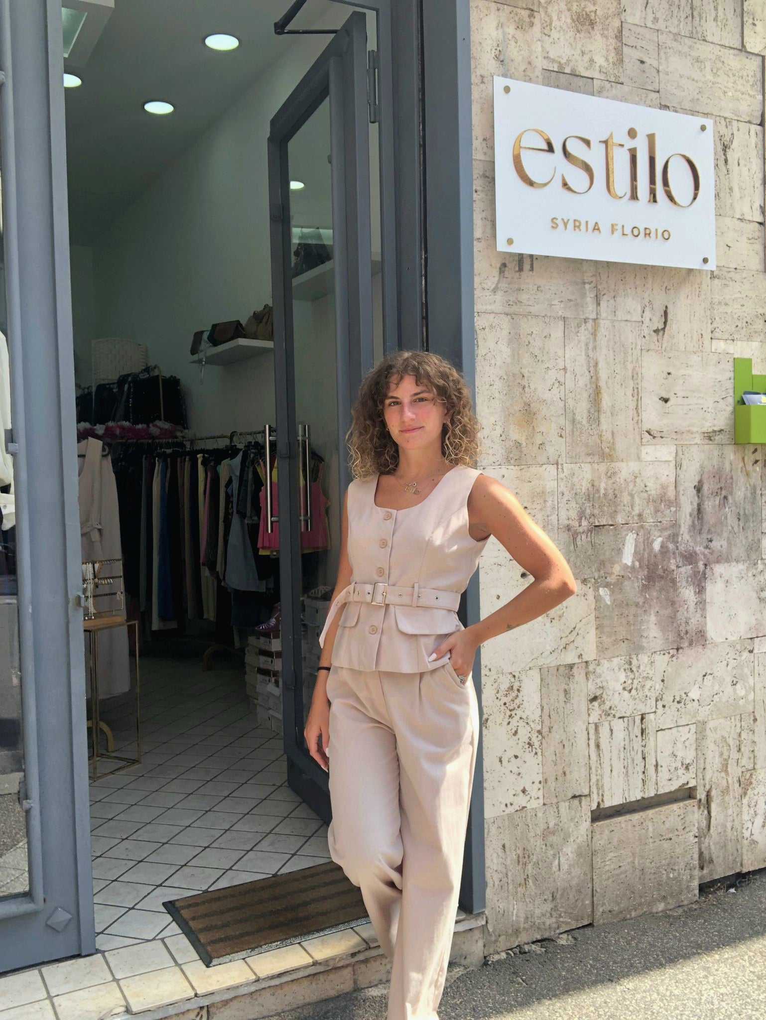 Coordinato smanicato con cintura