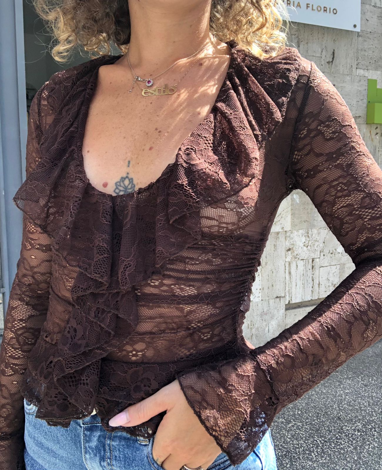 Blusa in pizzo con volant