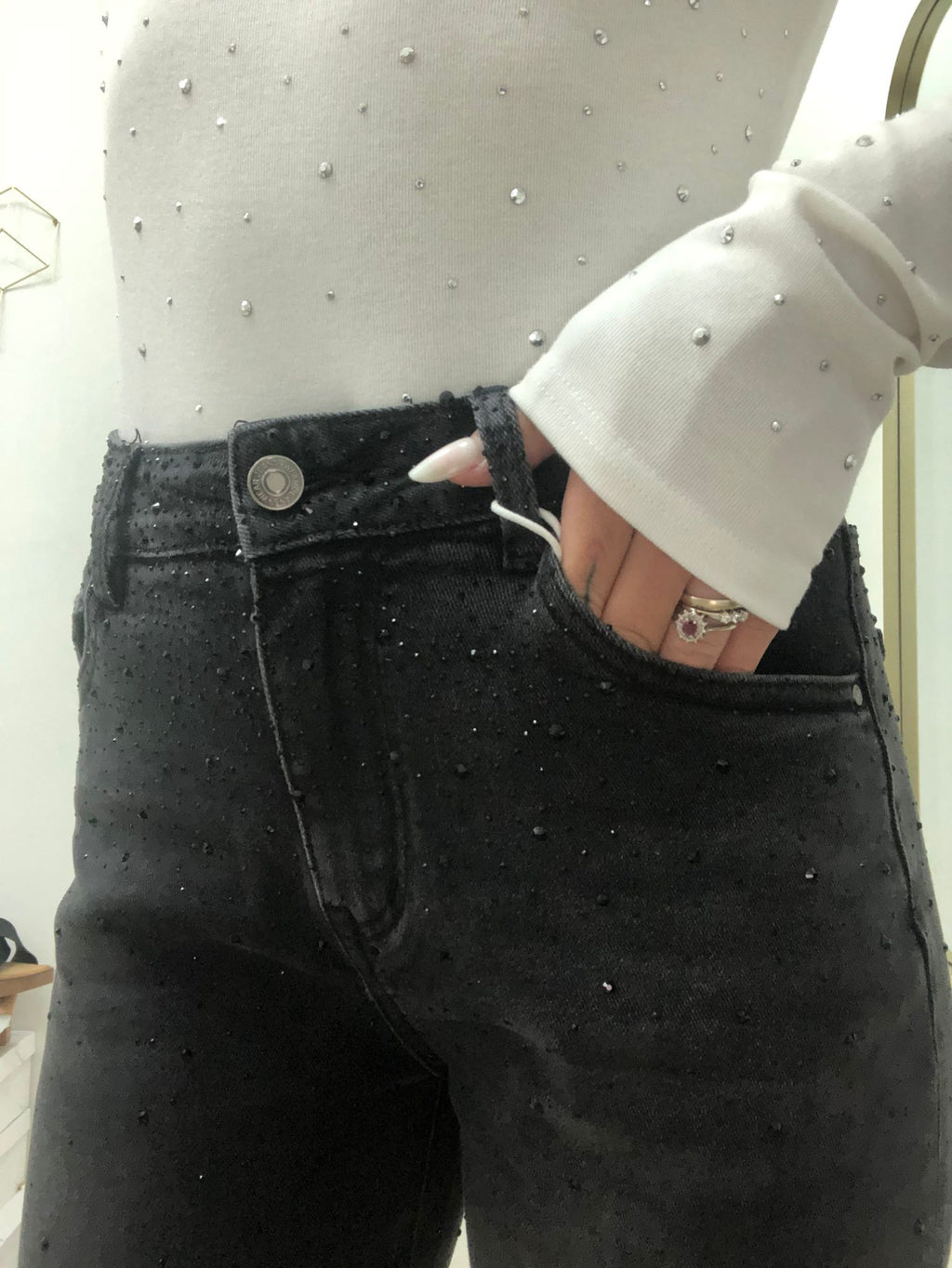 Jeans con strass applicati