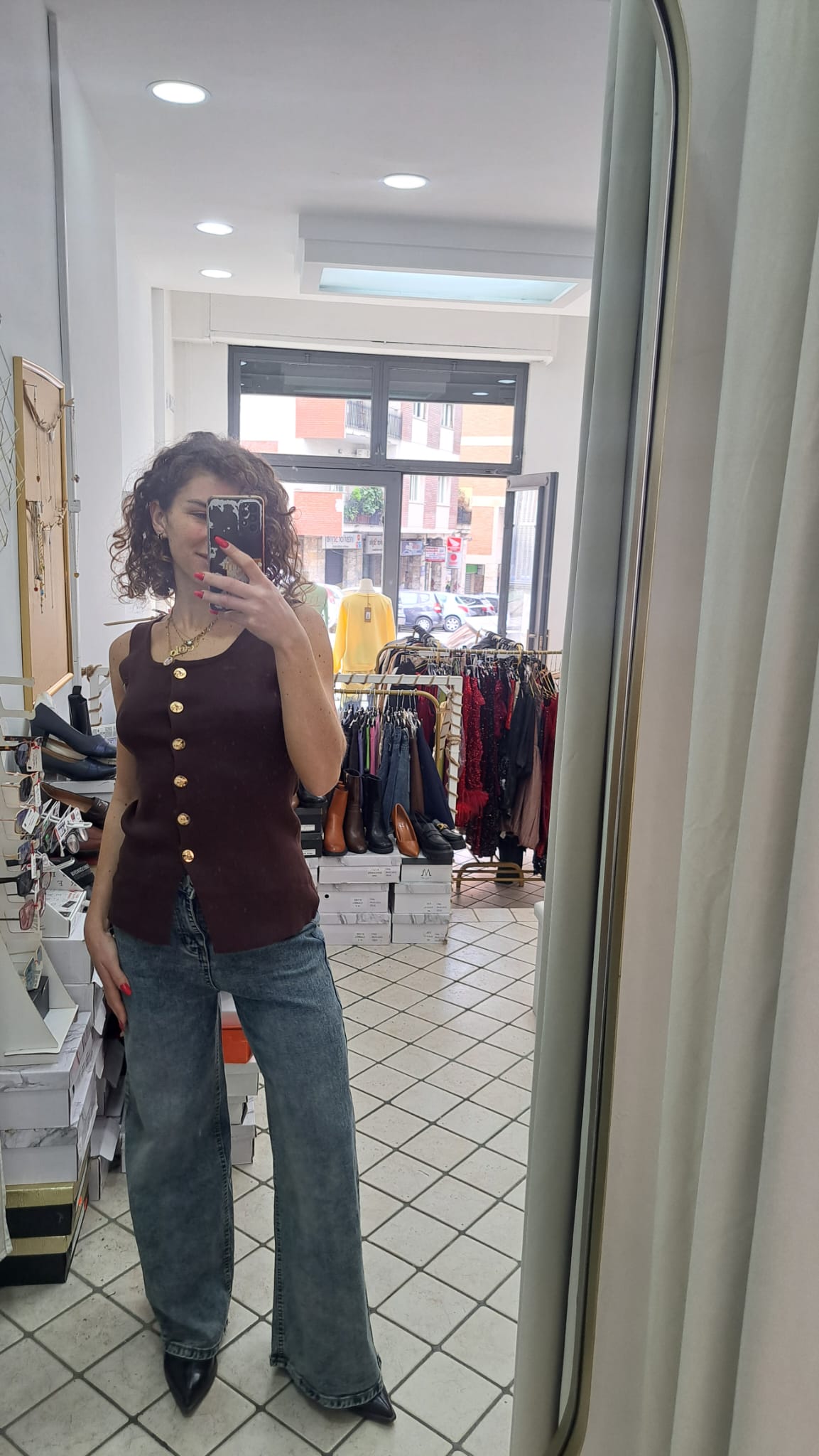 Gilet con bottoni oro