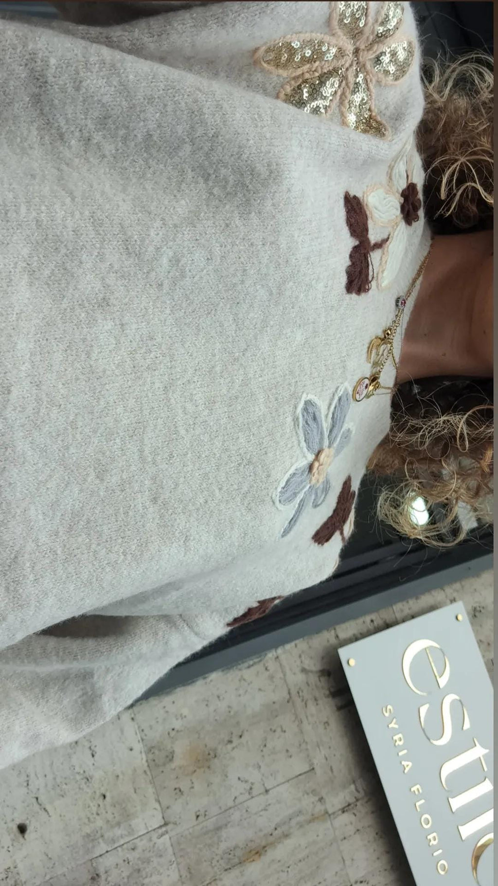 Maglione con fiori ricamati