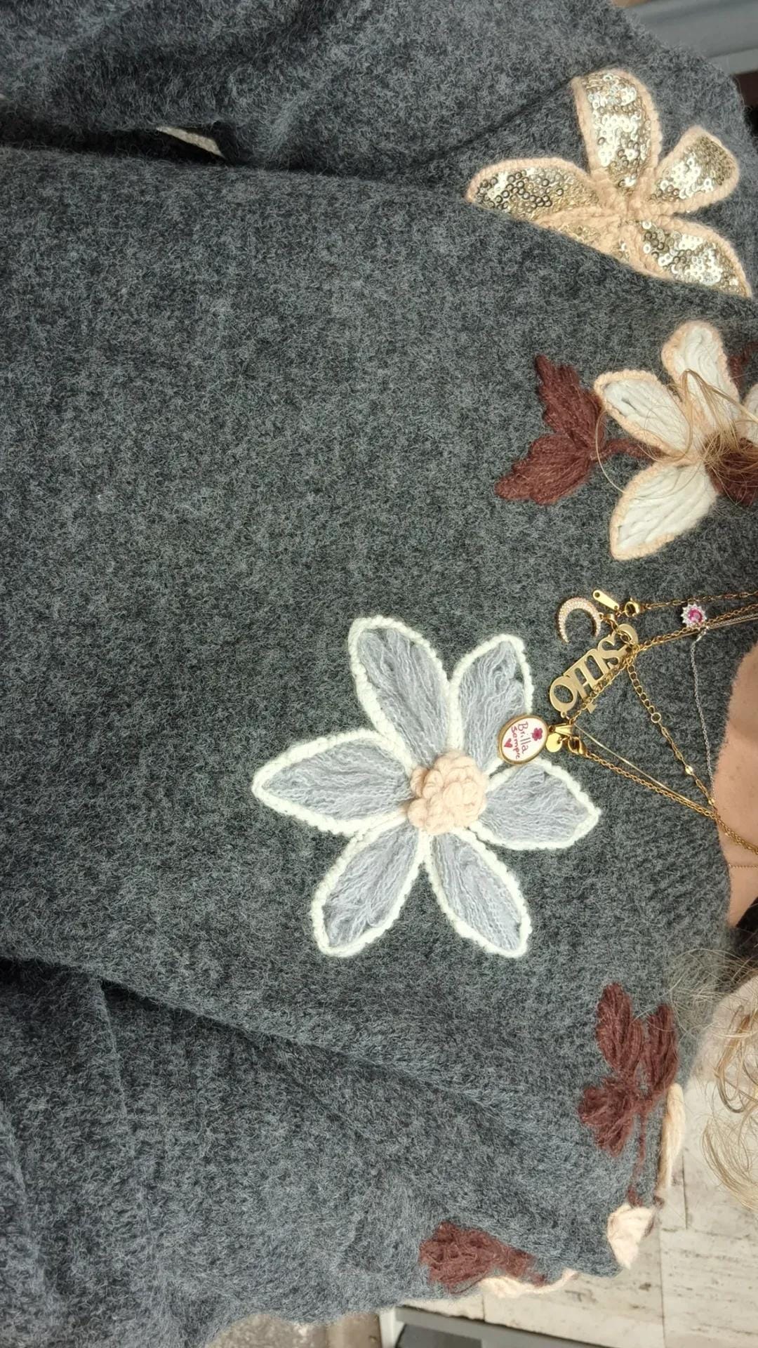 Maglione con fiori ricamati