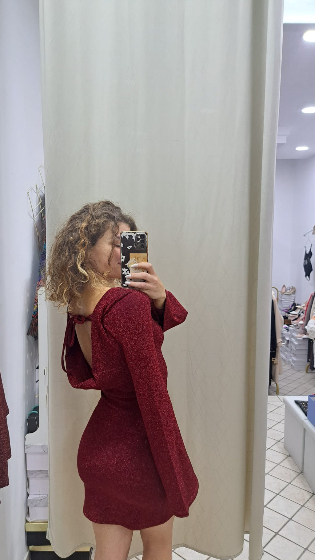 Vestito satinato con scollo sulla schiena