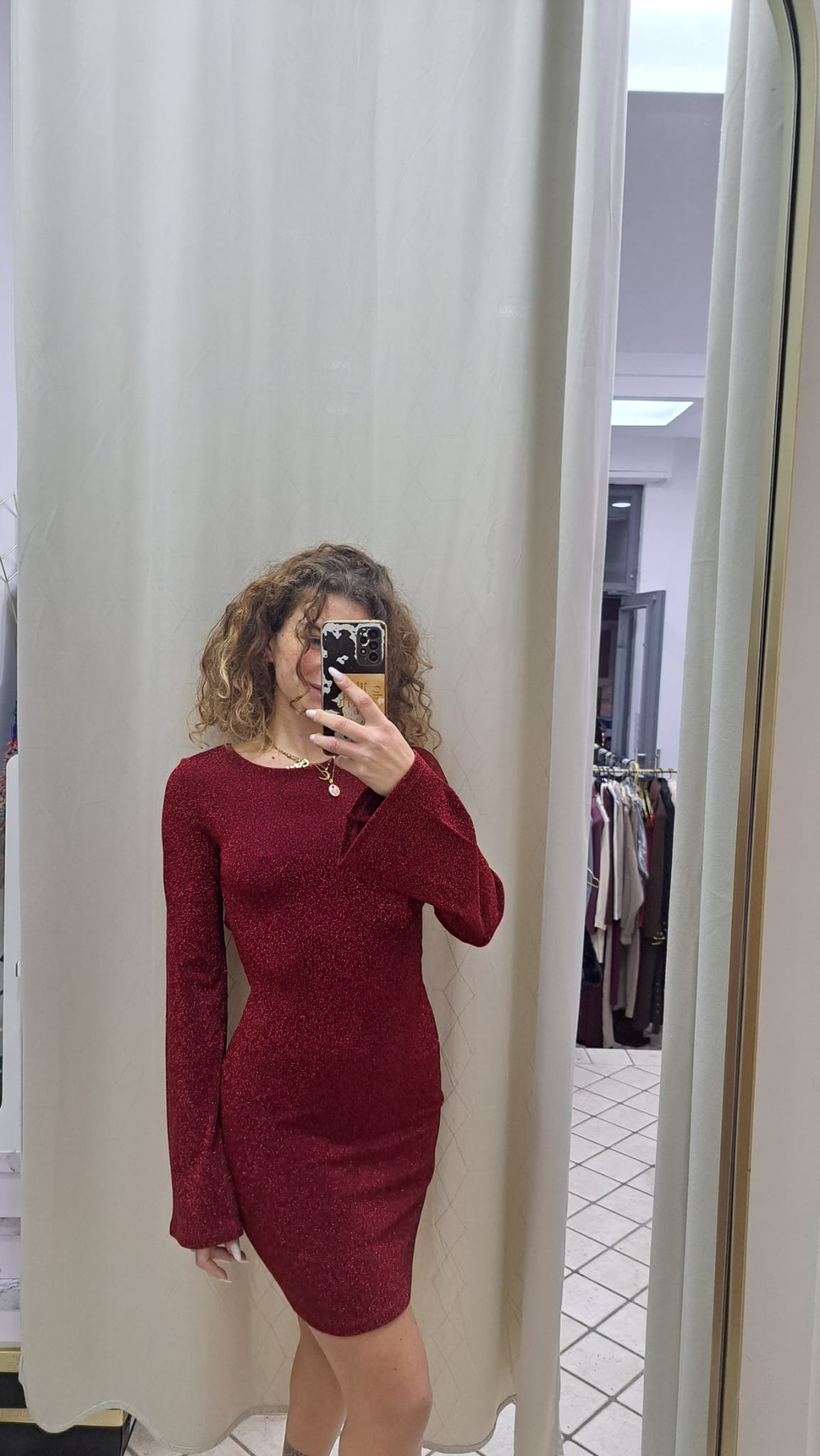 Vestito satinato con scollo sulla schiena