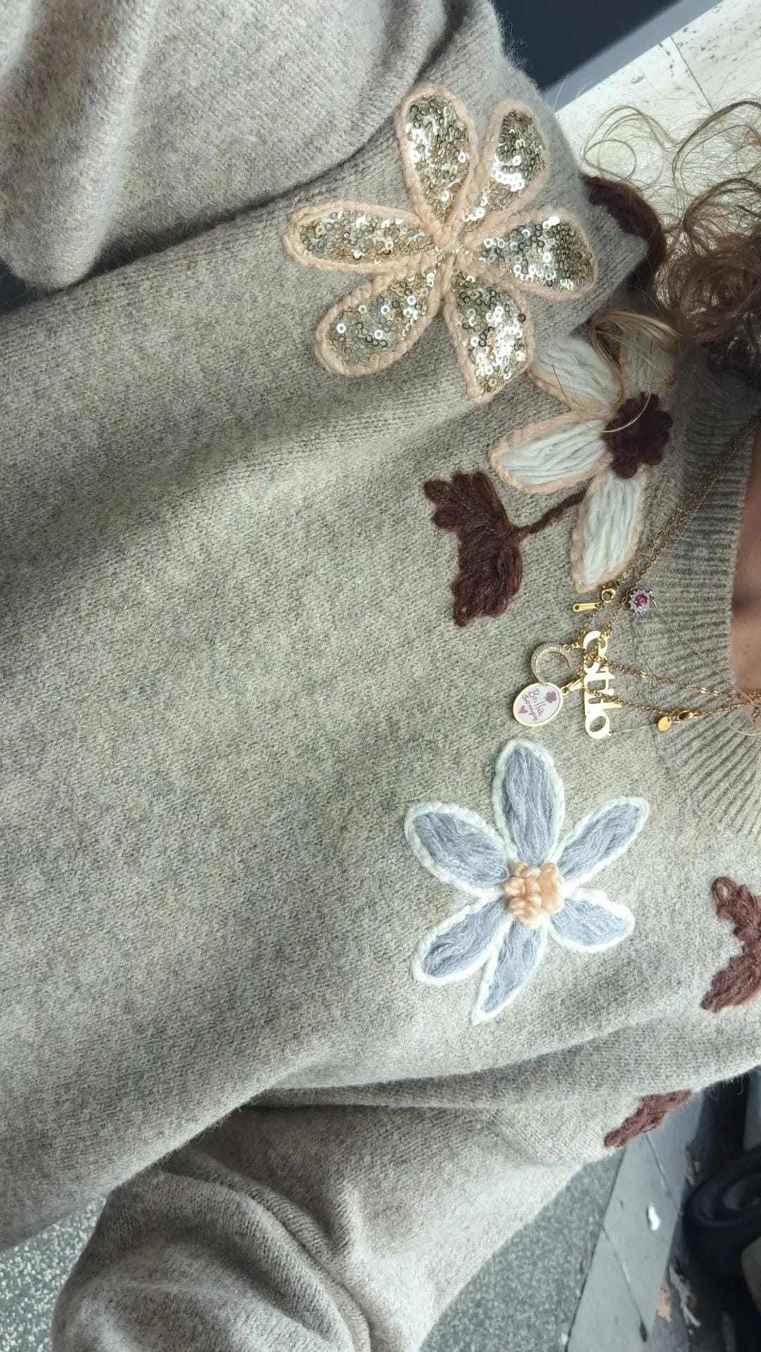 Maglione con fiori ricamati