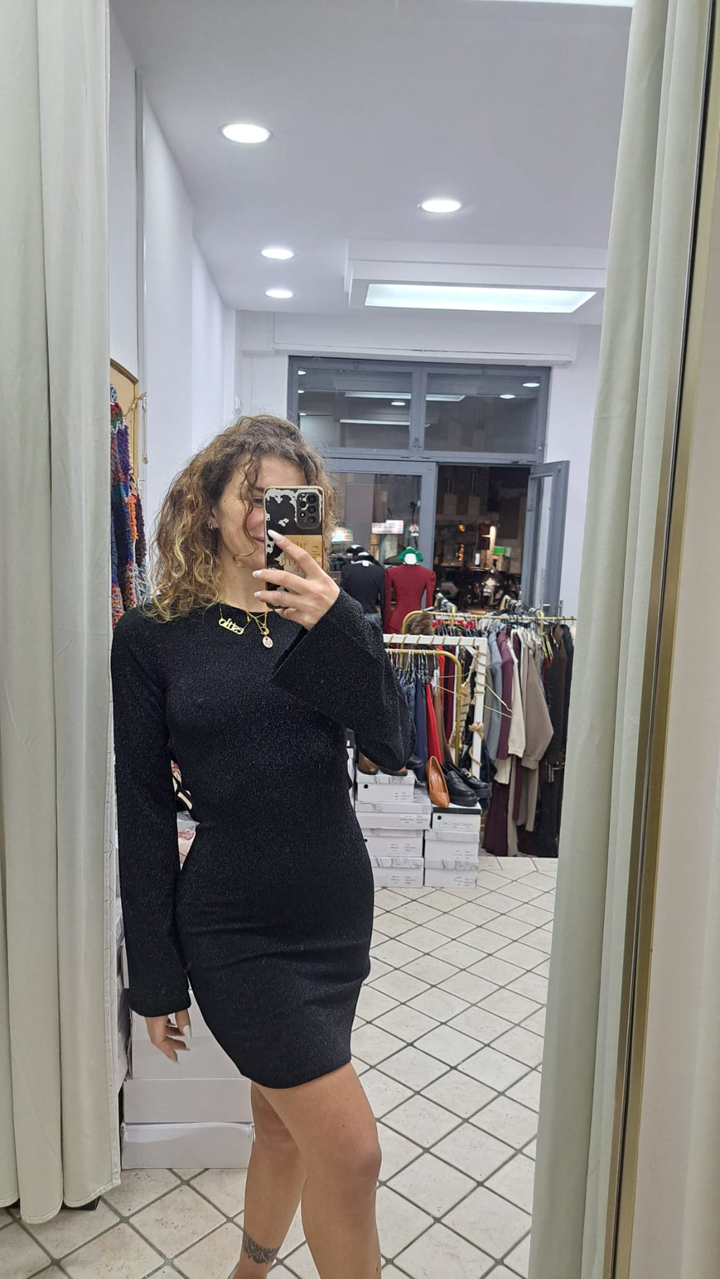 Vestito satinato con scollo sulla schiena