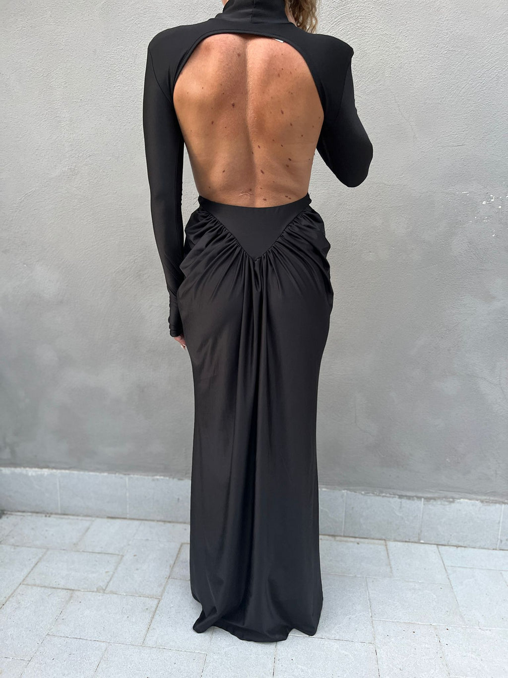 Abito lungo in tessuto nero lucido