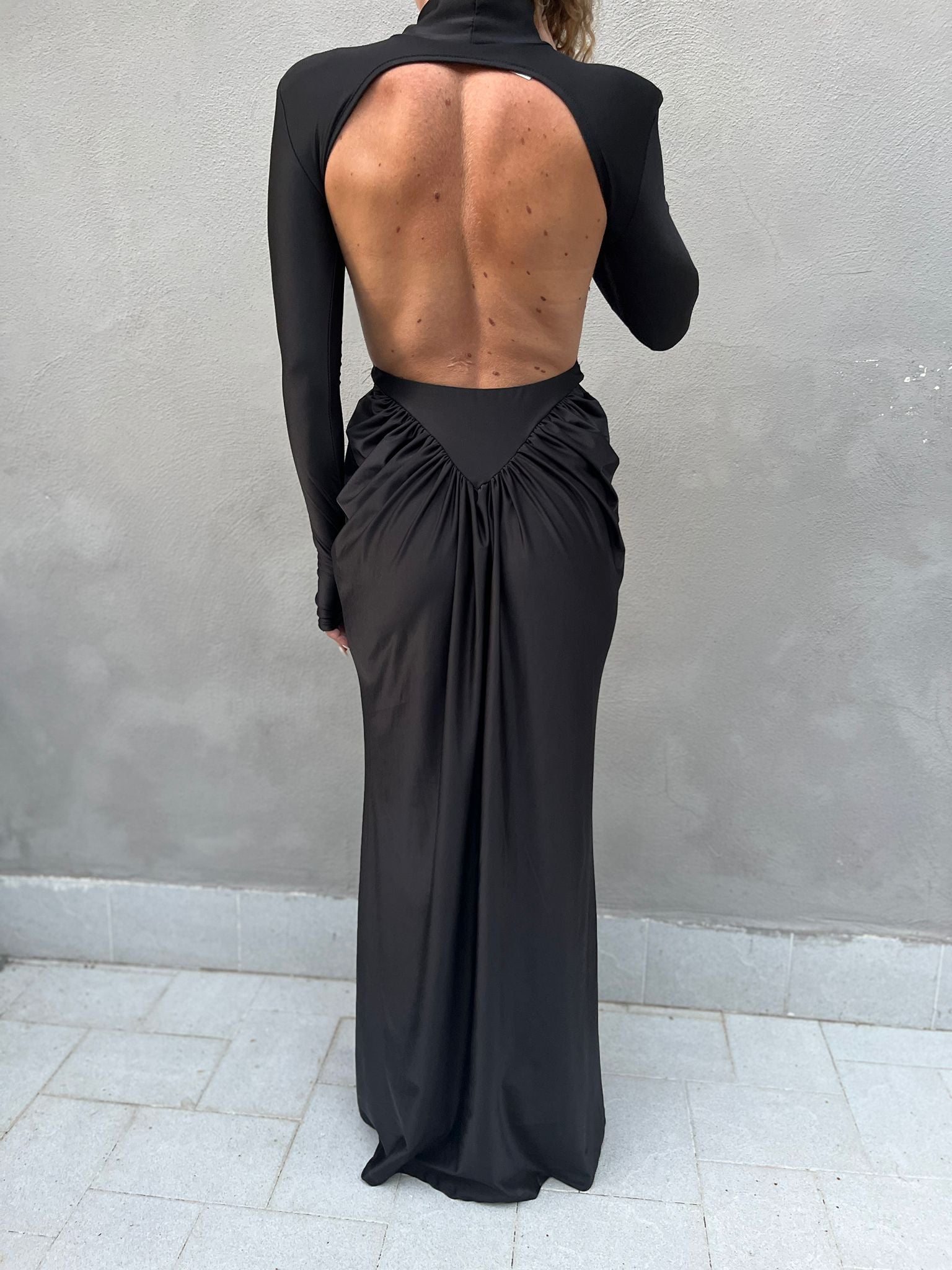 Abito lungo in tessuto nero lucido