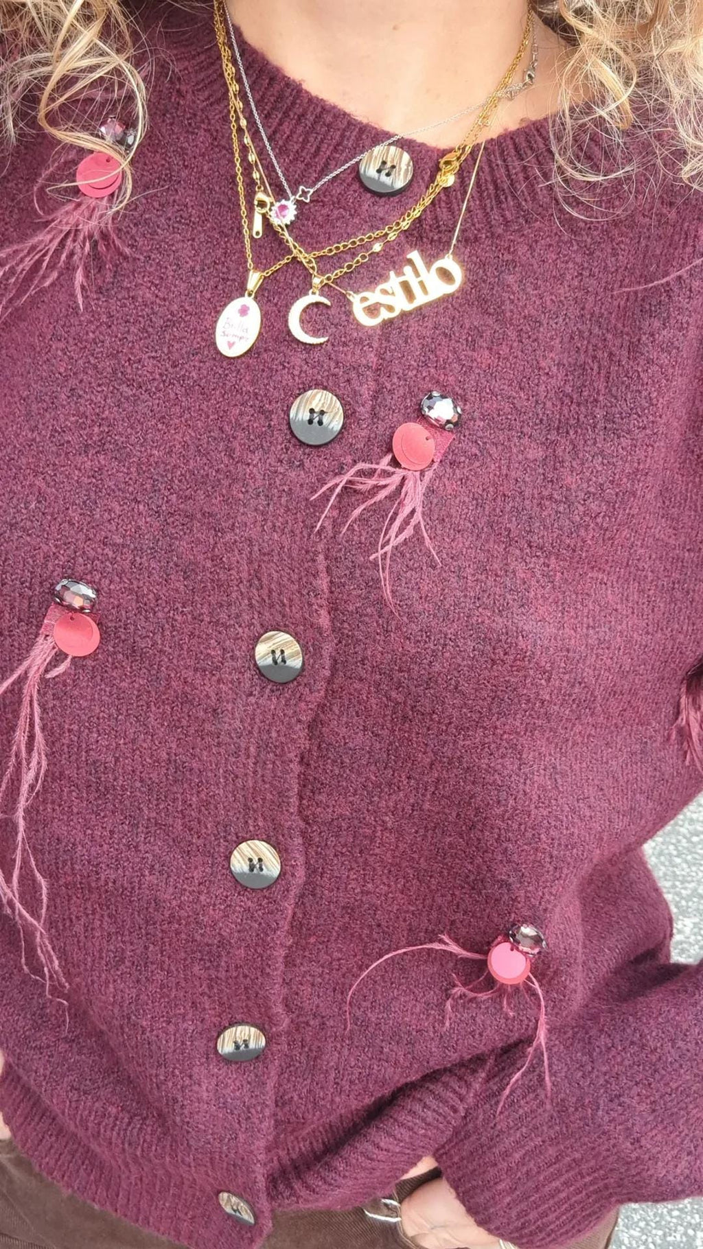 Cardigan con applicazioni e dettagli gioiello