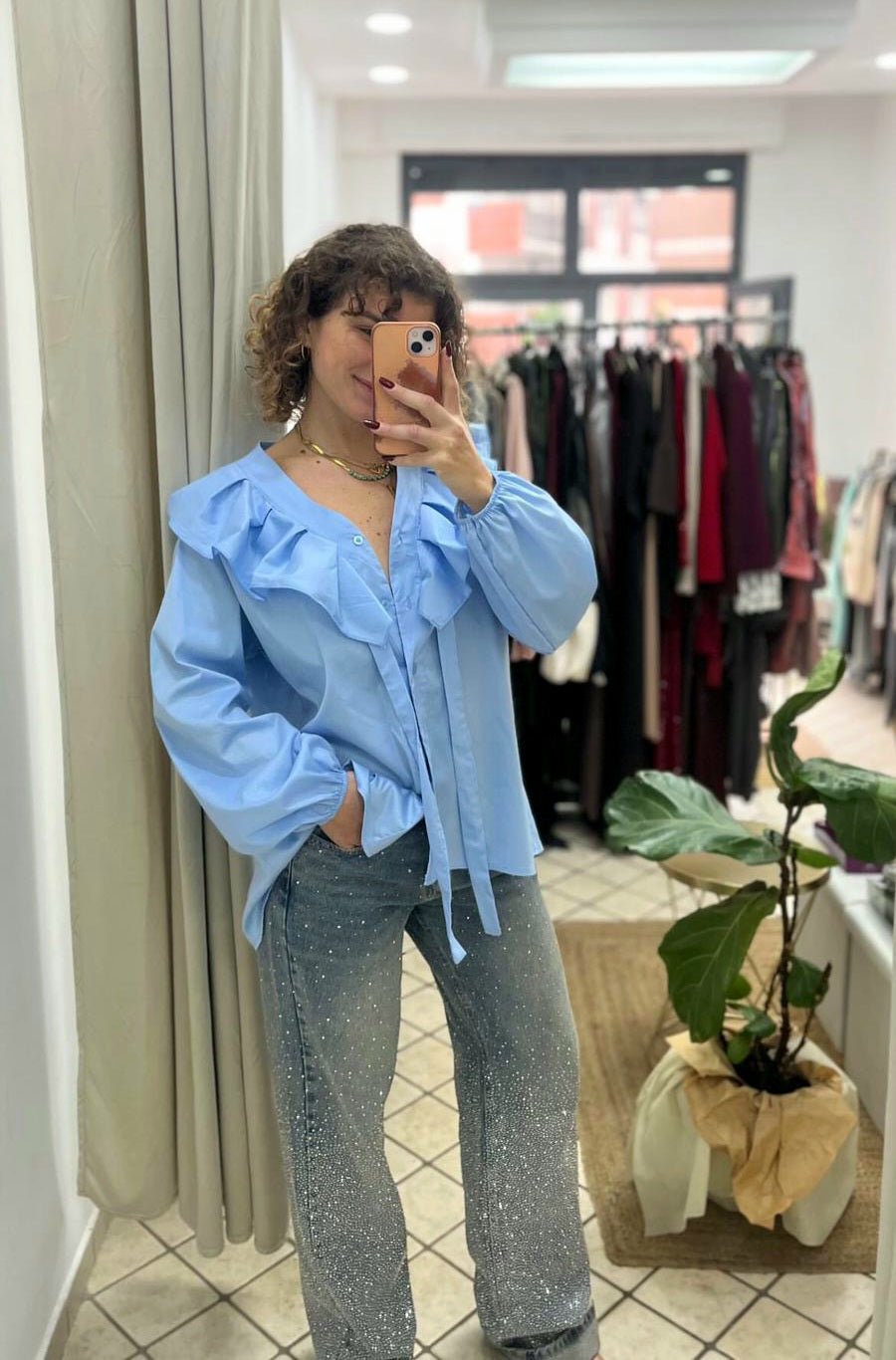 Camicia bianca con volant