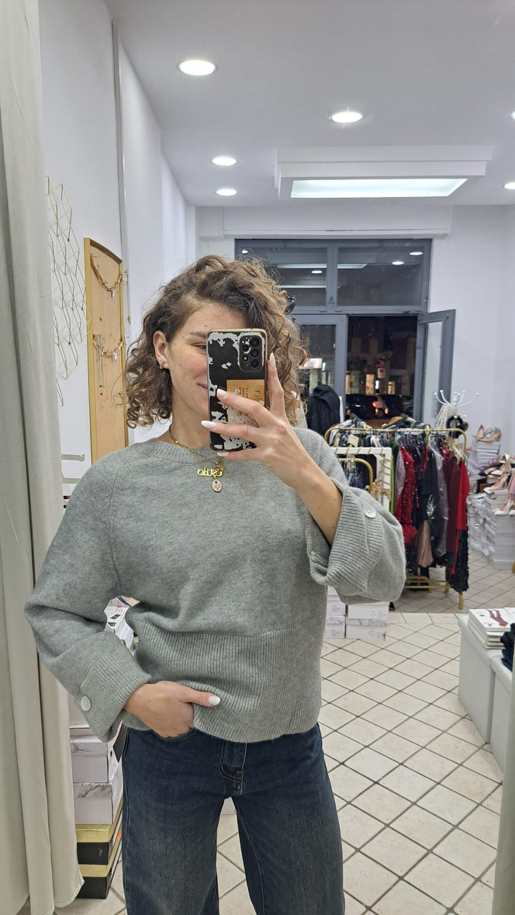Maglione con bottone sulla manica