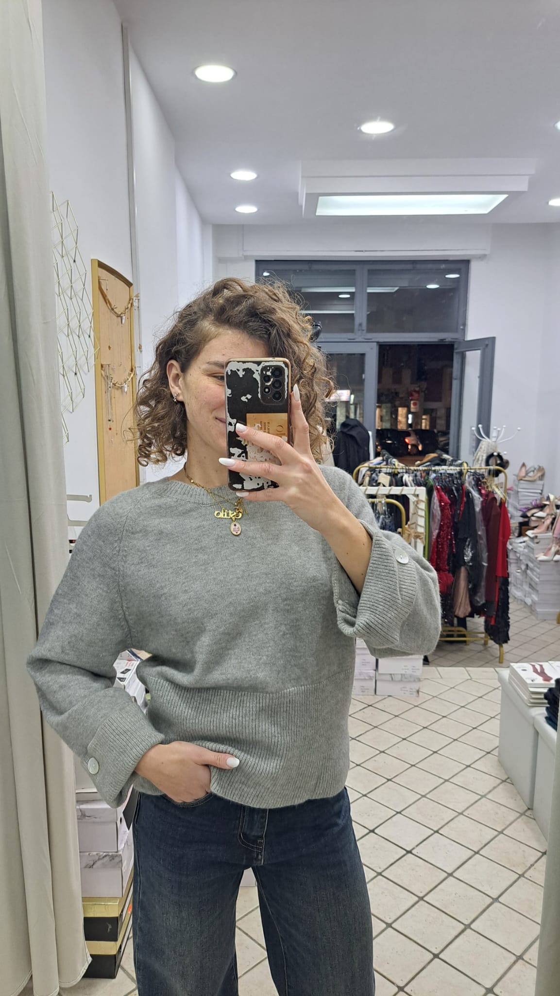 Maglione con bottone sulla manica