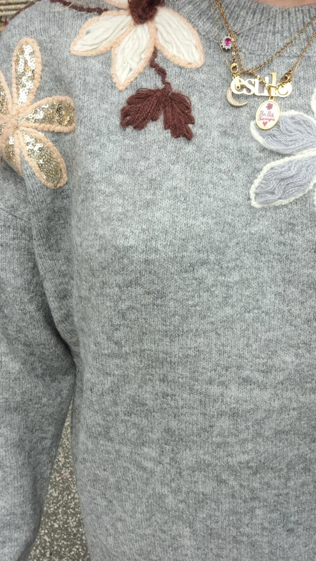 Maglione con fiori ricamati