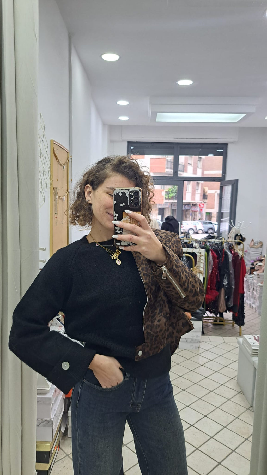 Maglione con bottone sulla manica