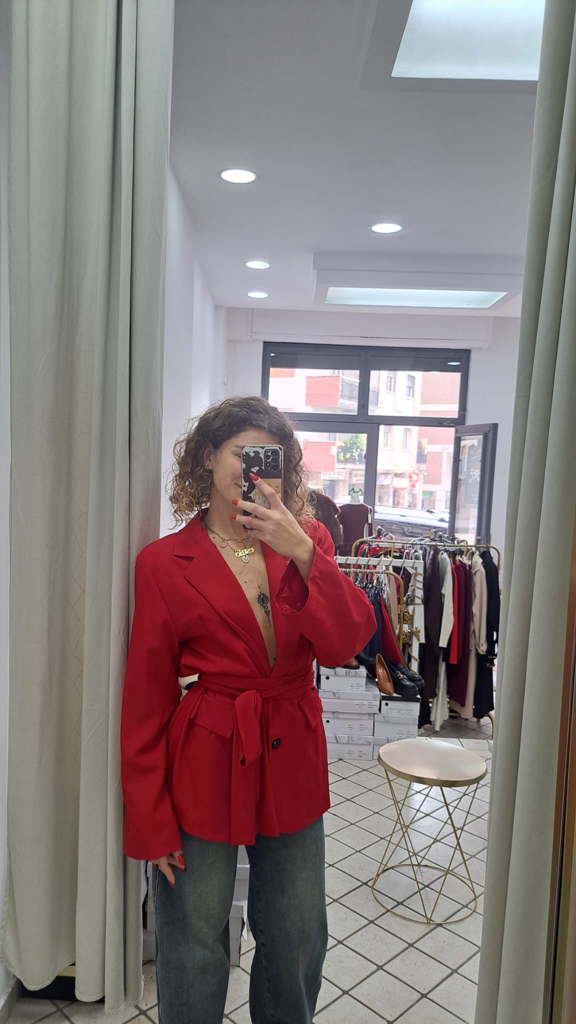 Giacca rossa con cintura in vita