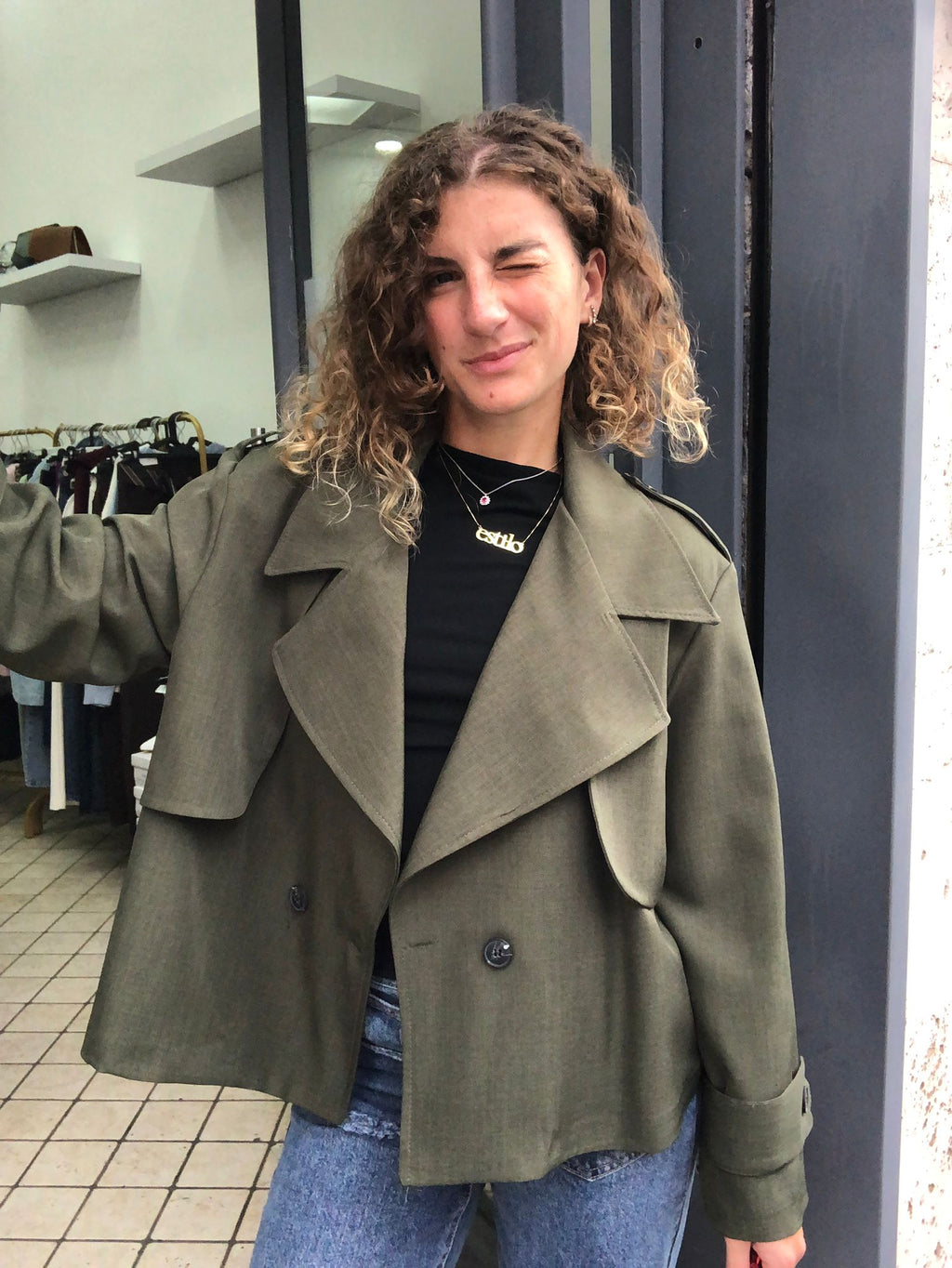 Trench corto foderato internamente