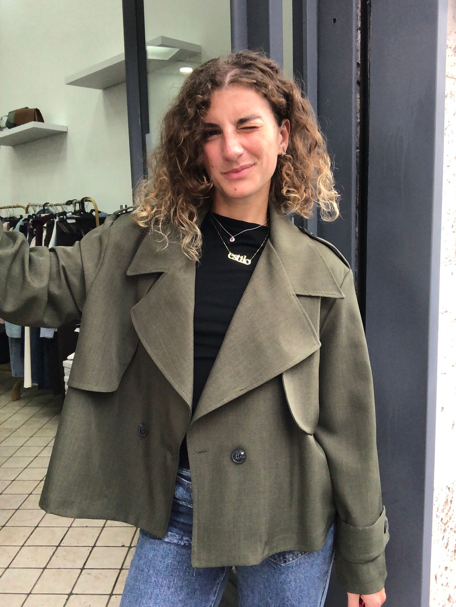 Trench corto foderato internamente