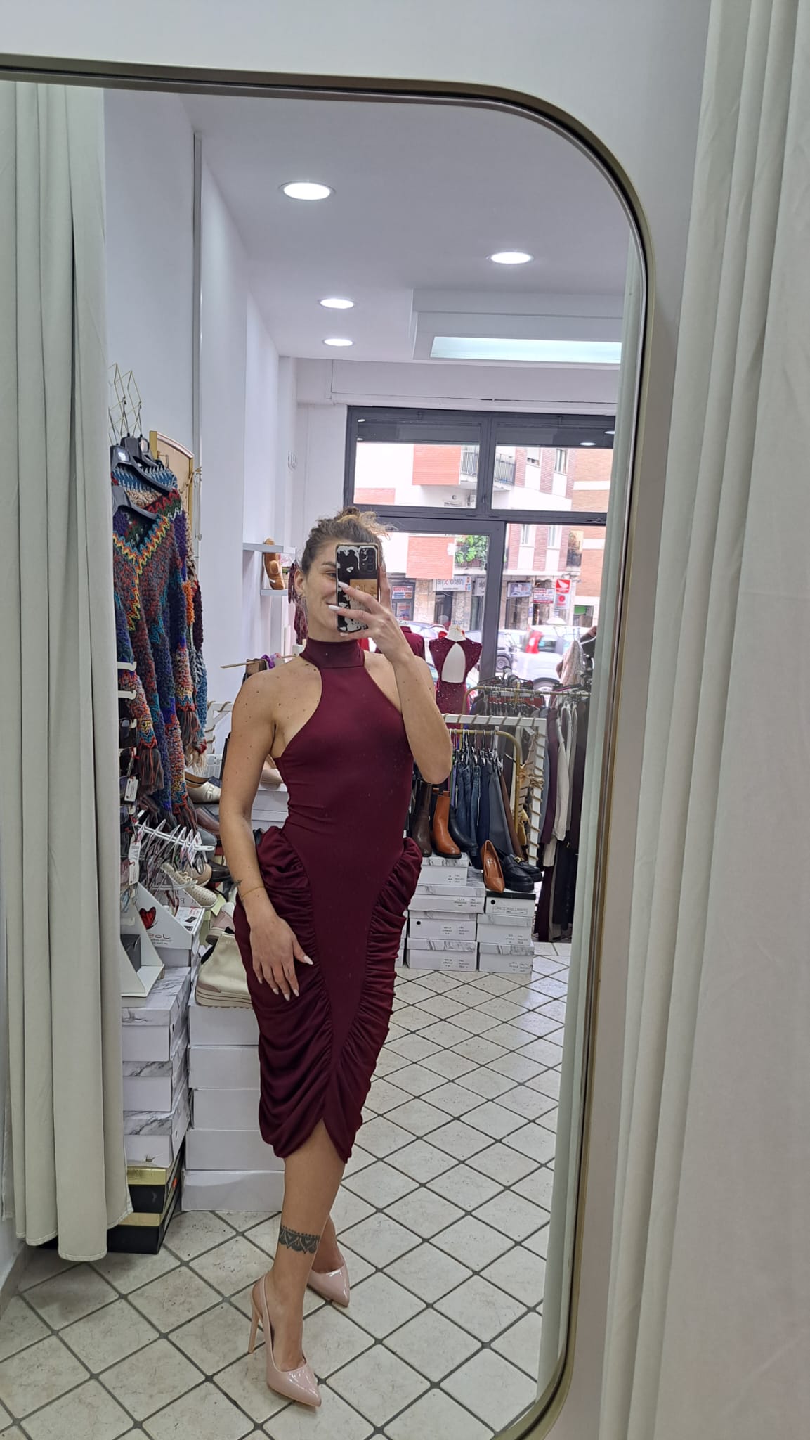 Vestito con drappeggi laterali