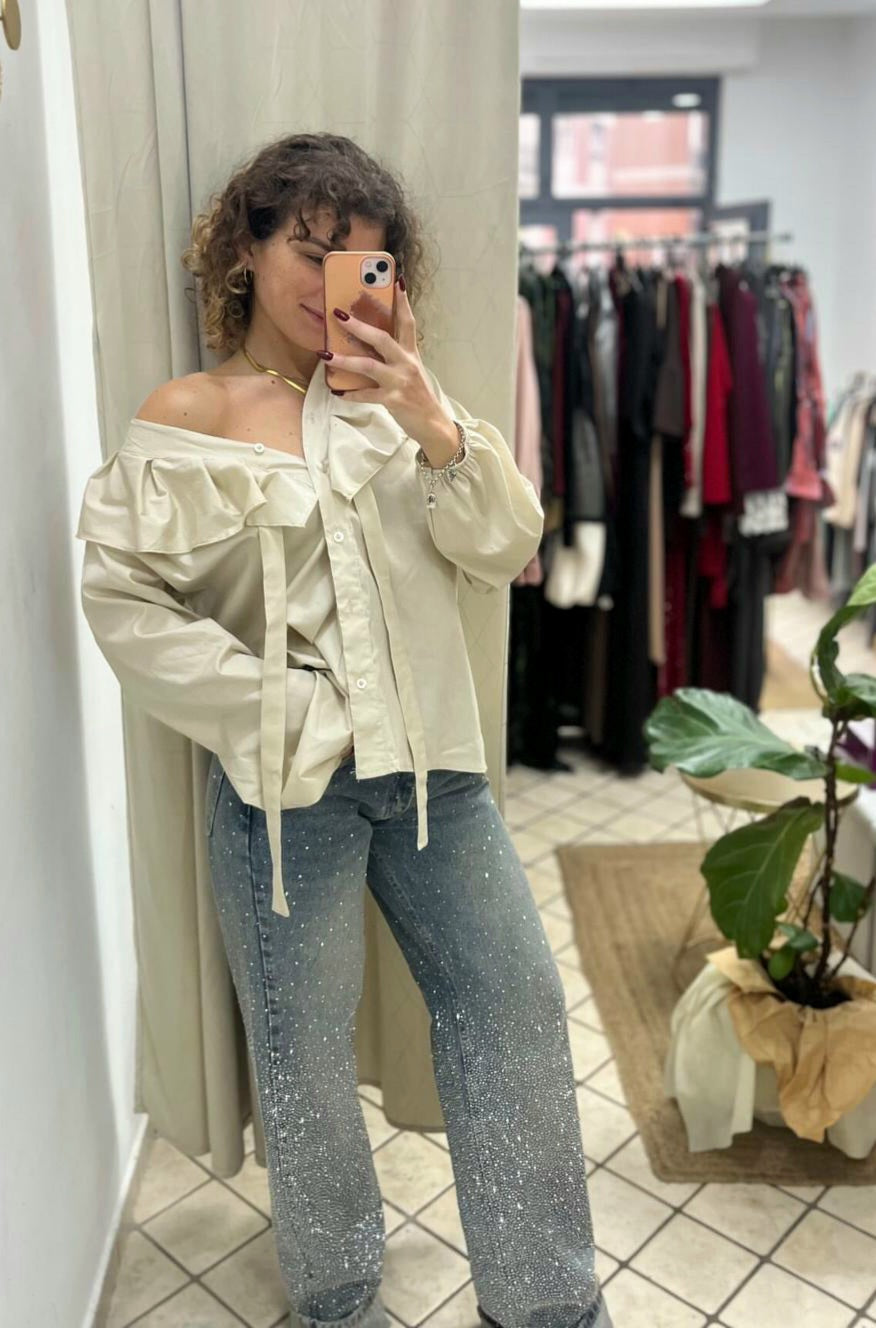 Camicia bianca con volant