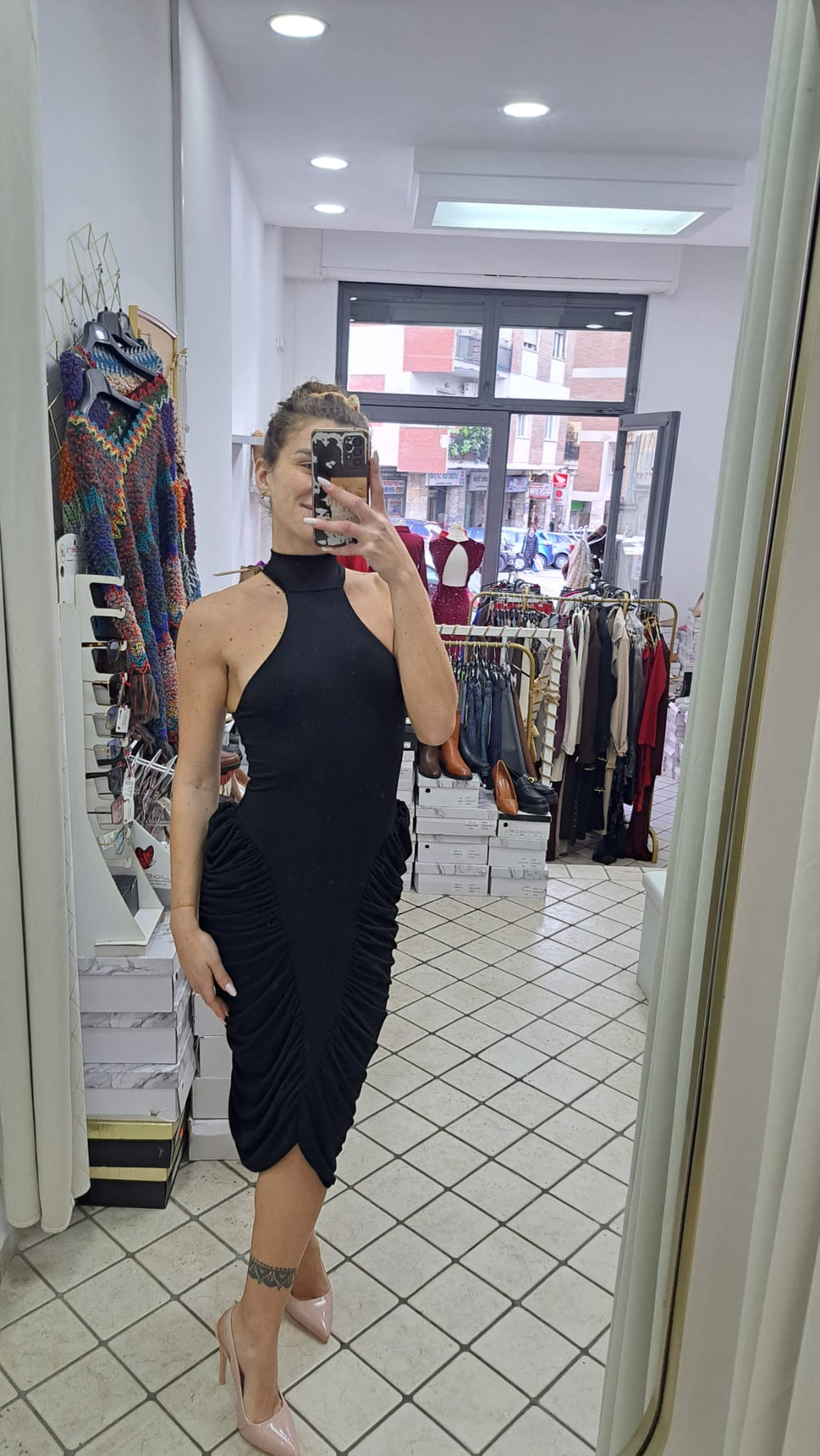 Vestito con drappeggi laterali