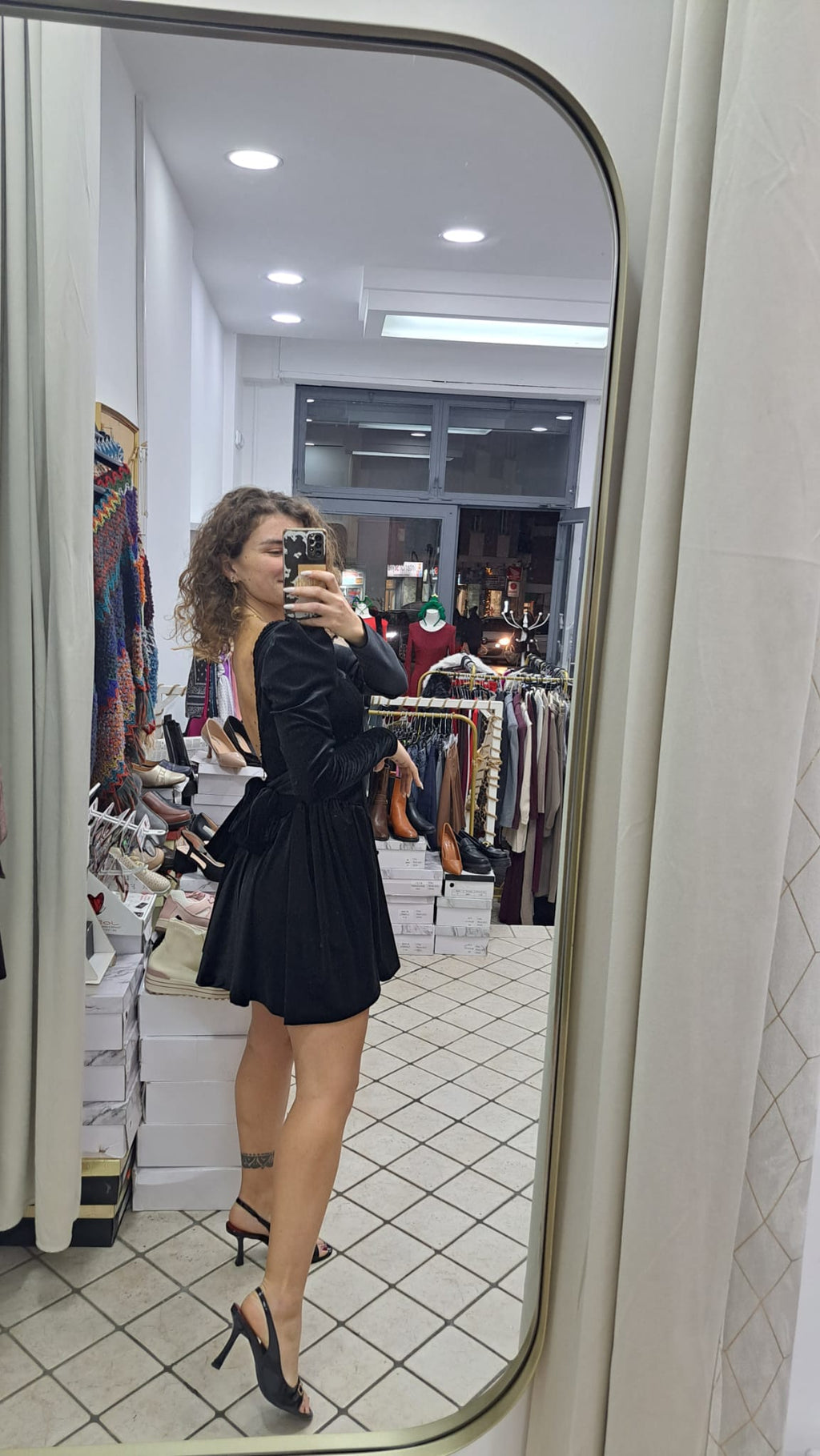 Abito con scollo e fiocco sulla schiena