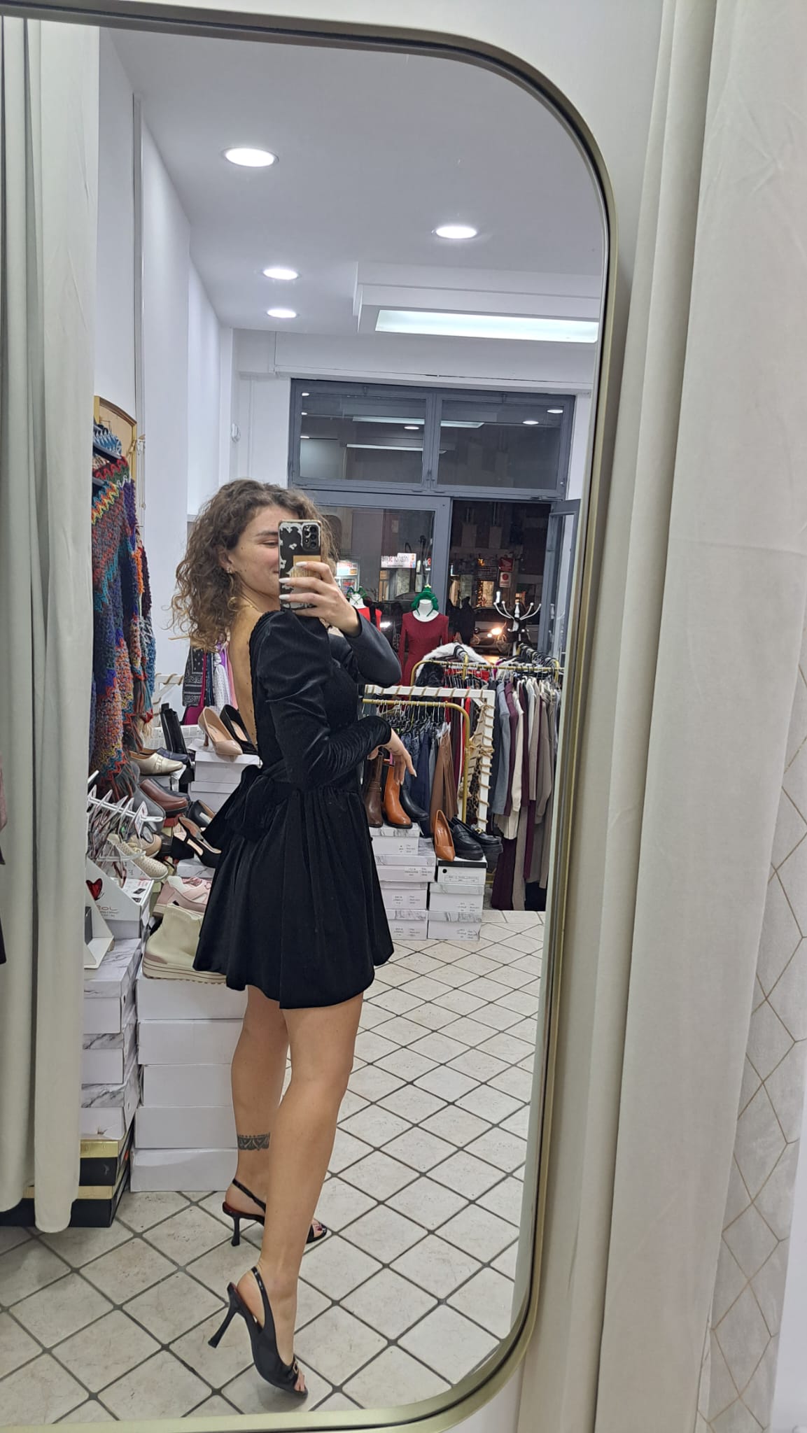 Abito con scollo e fiocco sulla schiena