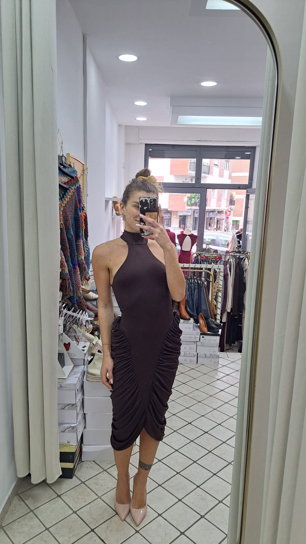 Vestito con drappeggi laterali