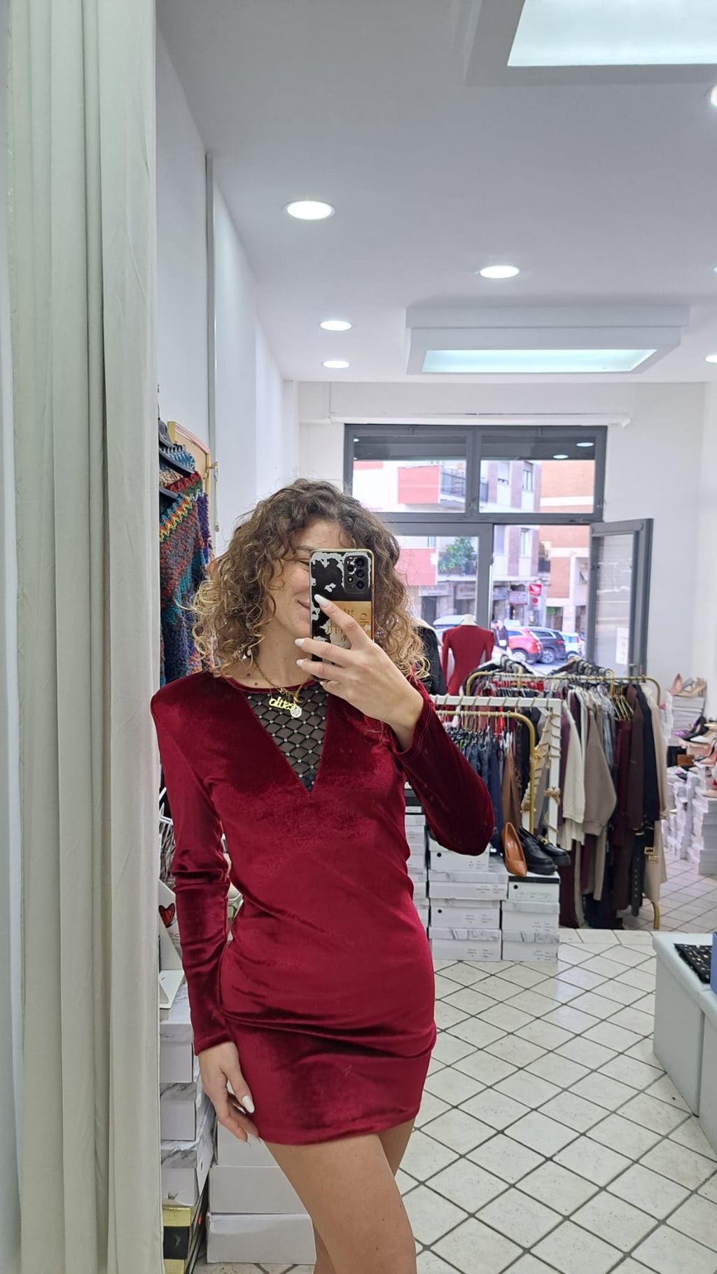 Abito con dettaglio velato sul petto