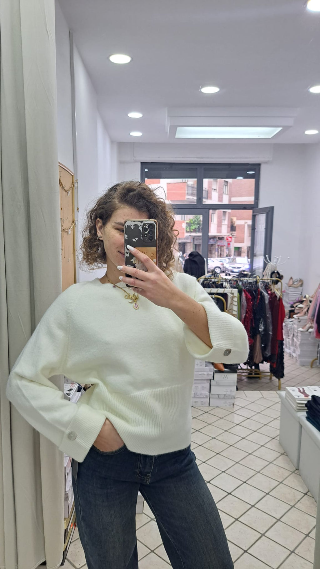 Maglione con bottone sulla manica