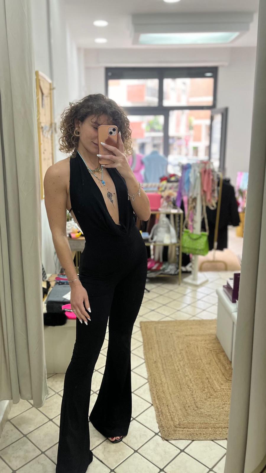 Tuta elegante con scollatura sulla schiena