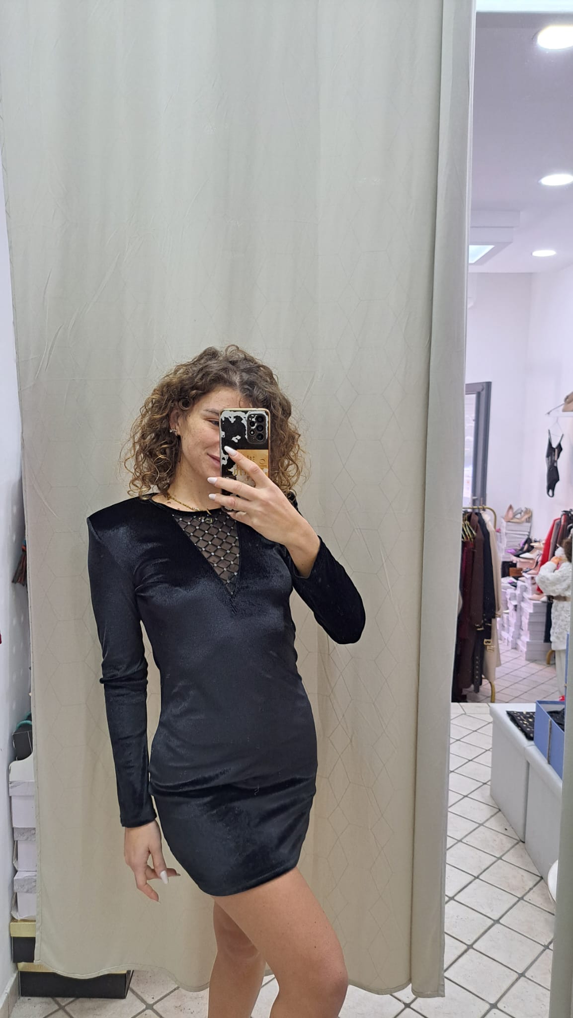 Abito con dettaglio velato sul petto