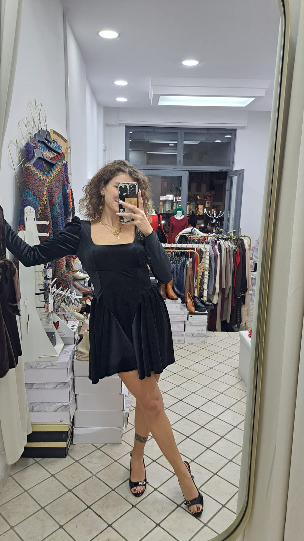 Abito con scollo e fiocco sulla schiena