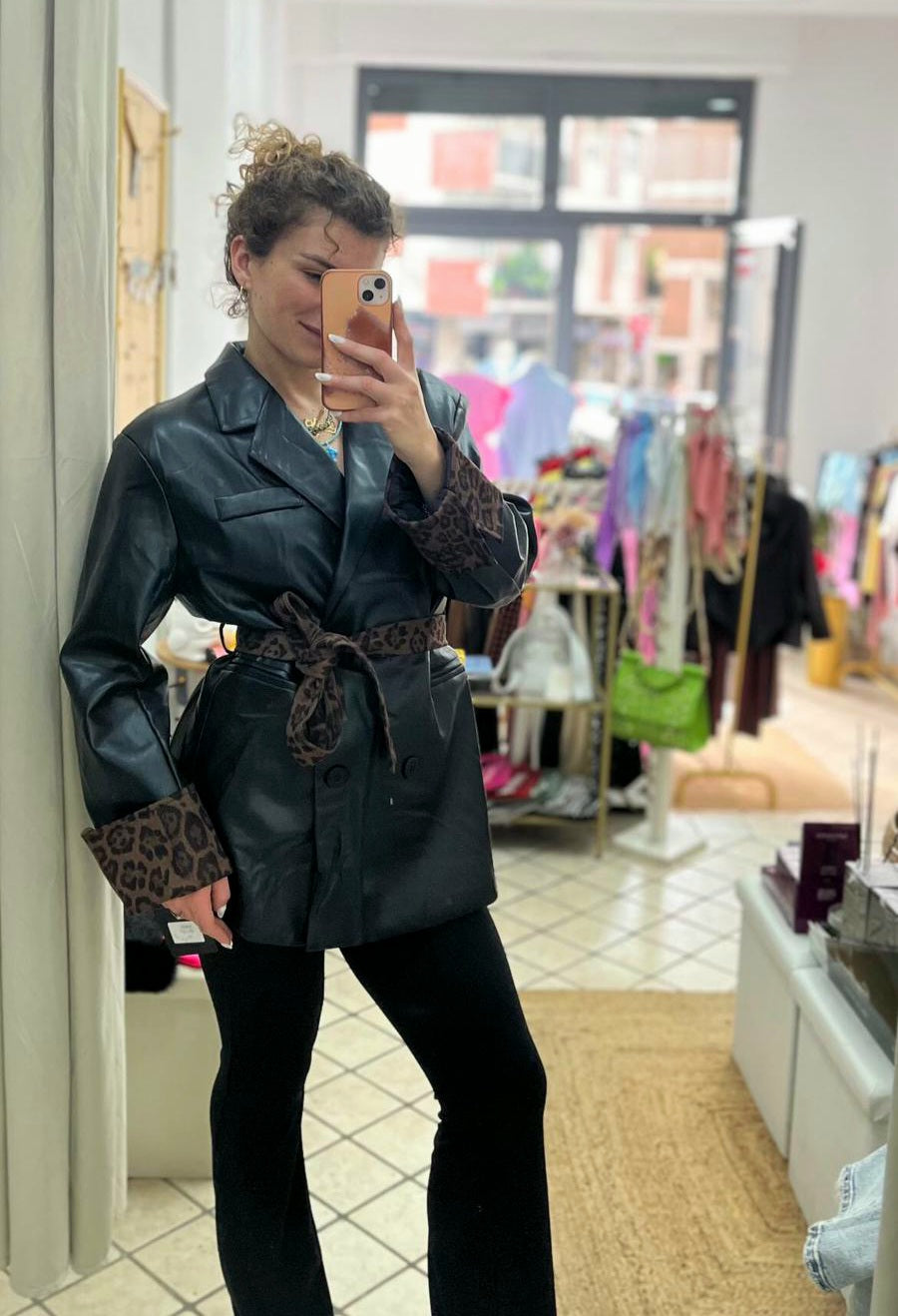 Giacca con dettagli leopardati