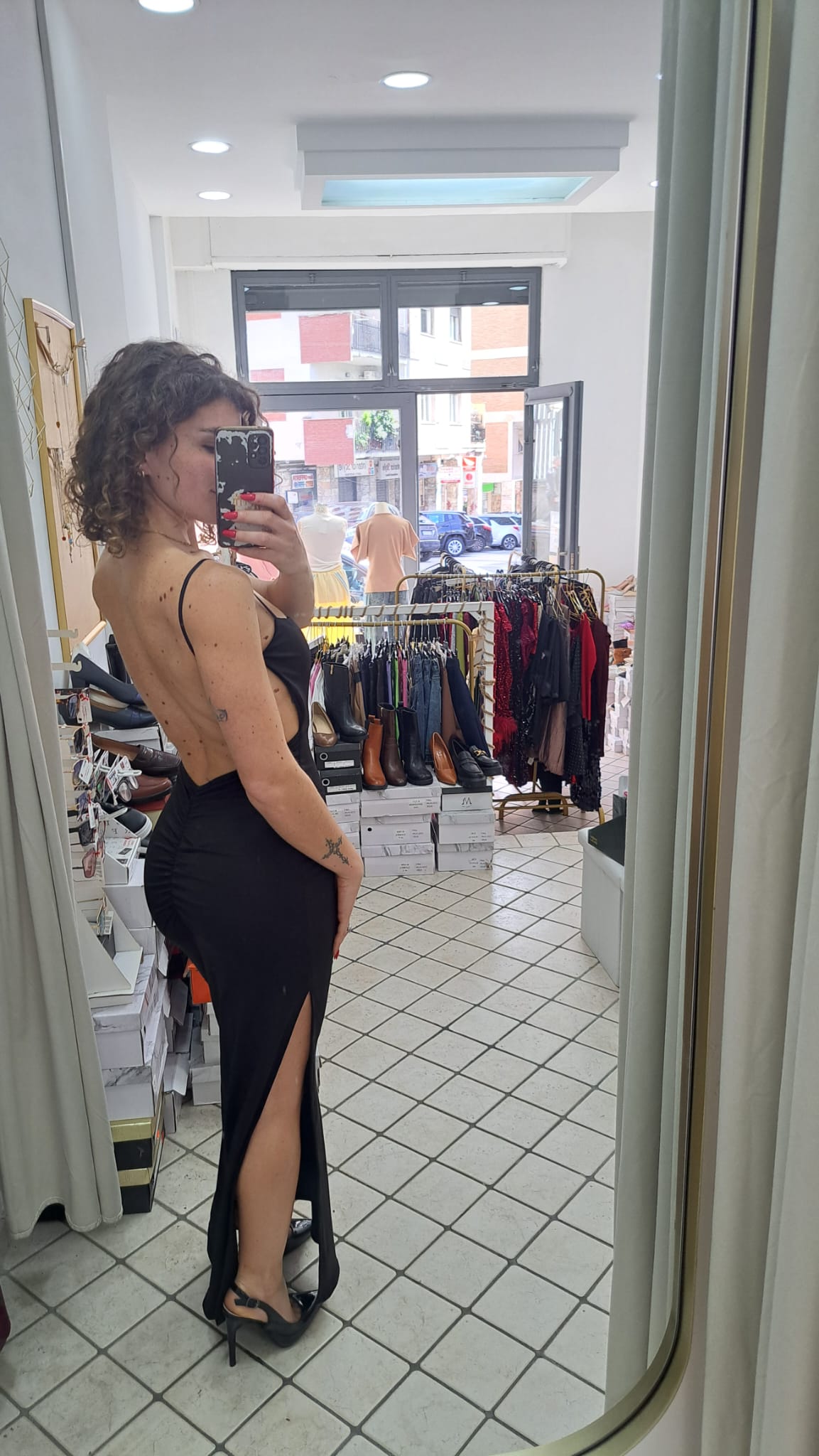 Vestito con scollo sulla schiena