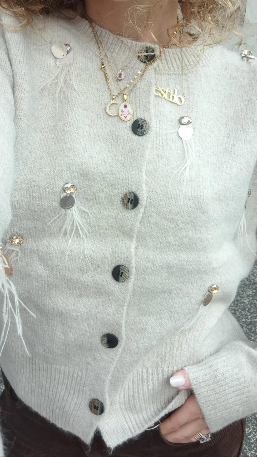 Cardigan con applicazioni e dettagli gioiello